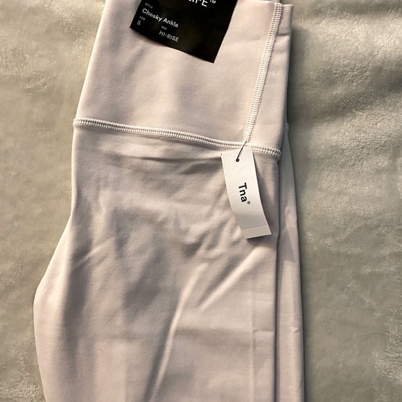 NWT Aritzia TNA Cheeky Leggings - Picture 6 of 6